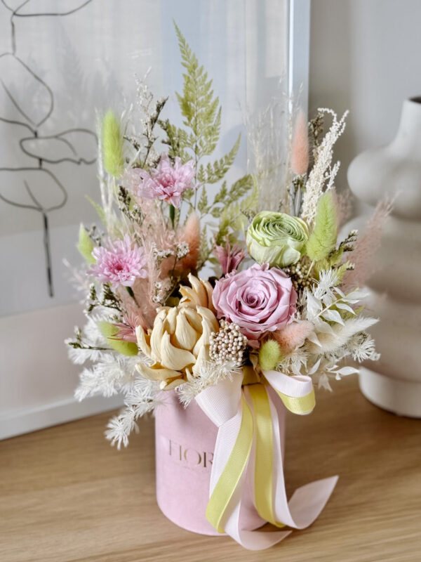 Pastelowy flowerbox z suszonych i stabilizowanych kwiatów