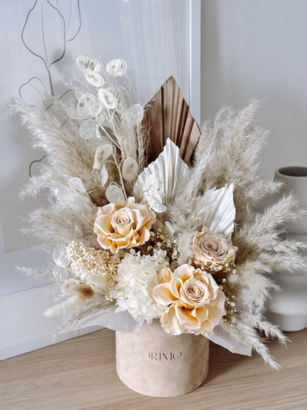 792a0191-7d04-4027-9d47-3884b02017df Flowerbox z suszonych kwiatów w piaskowych odcieniach