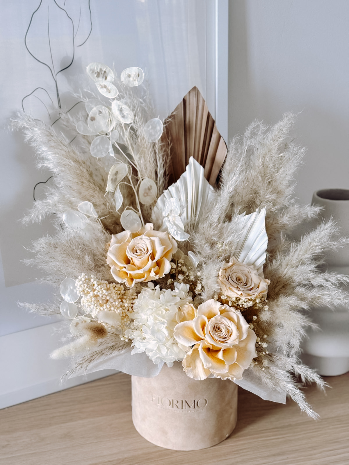 Flowerbox z suszonych kwiatów w piaskowych odcieniach