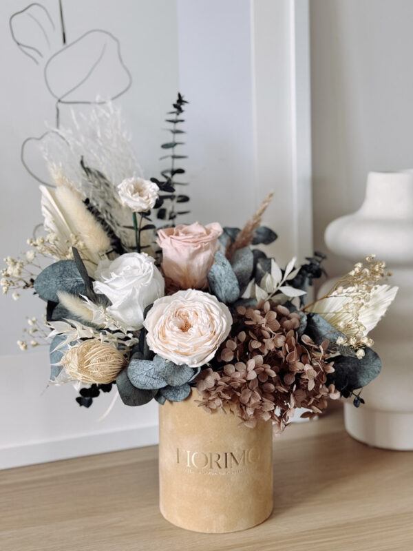 Flowerbox z suszonych kwiatów w naturalnych kolorach